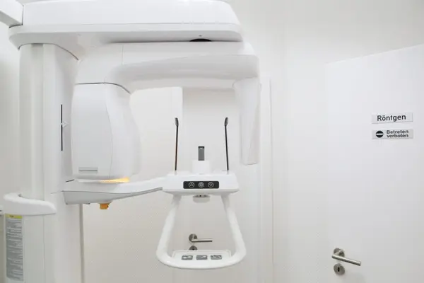 Modernes digitales Röntgengerät in einer Zahnarztpraxis für präzise Zahnaufnahmen.
