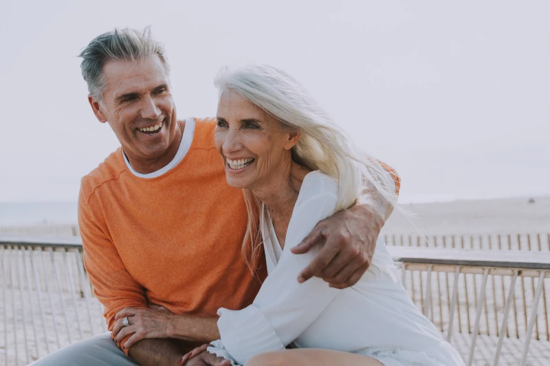 Glückliches älteres Paar genießt gemeinsam einen entspannten Tag am Strand.